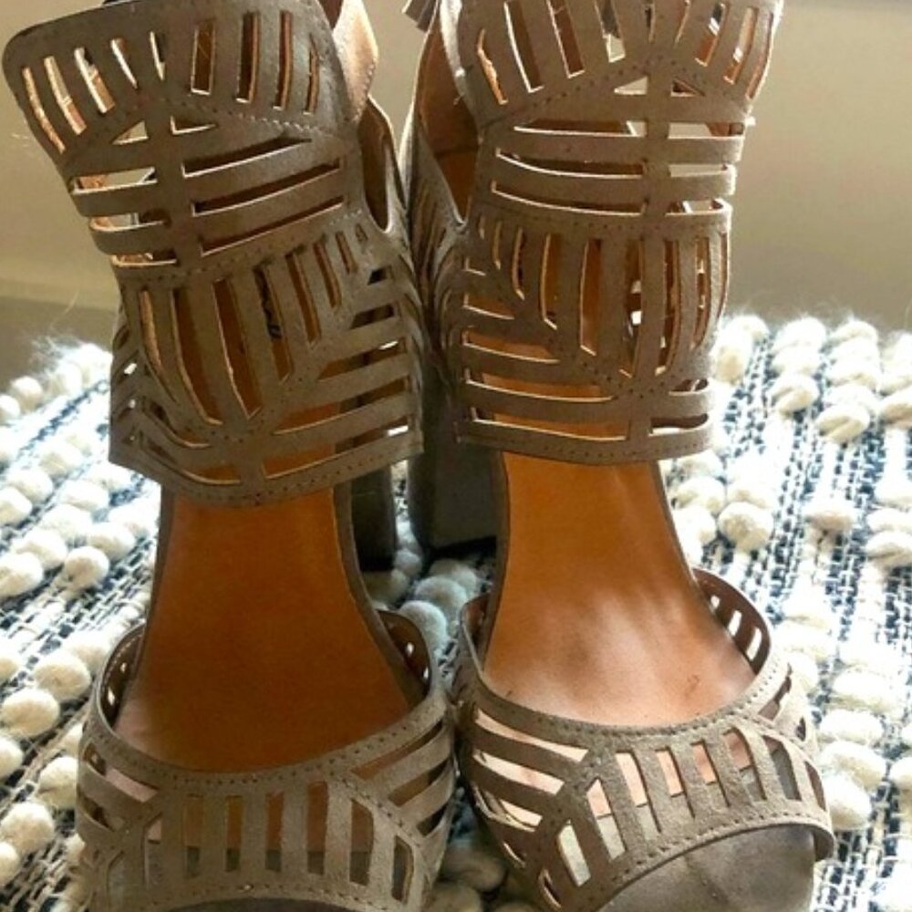 Open-toe chunky women heels